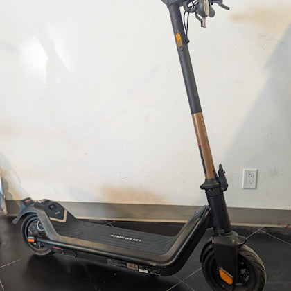NIU KQi3 Electric Scooter – Refurbished – Premium Commuter