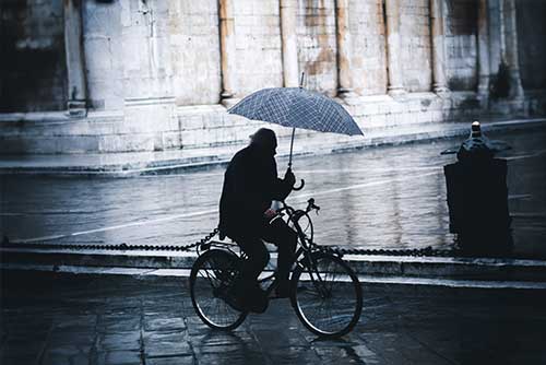 RIDING IN THE RAIN : Essential Tips for Bike and E-Scooter riding
