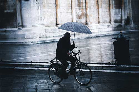 ROULER SOUS LA PLUIE : Conseils essentiels pour le vélo et la trottinette électrique